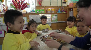 石家庄市直机关第一幼儿园  迎新年包饺子 感恩教育走进教室
